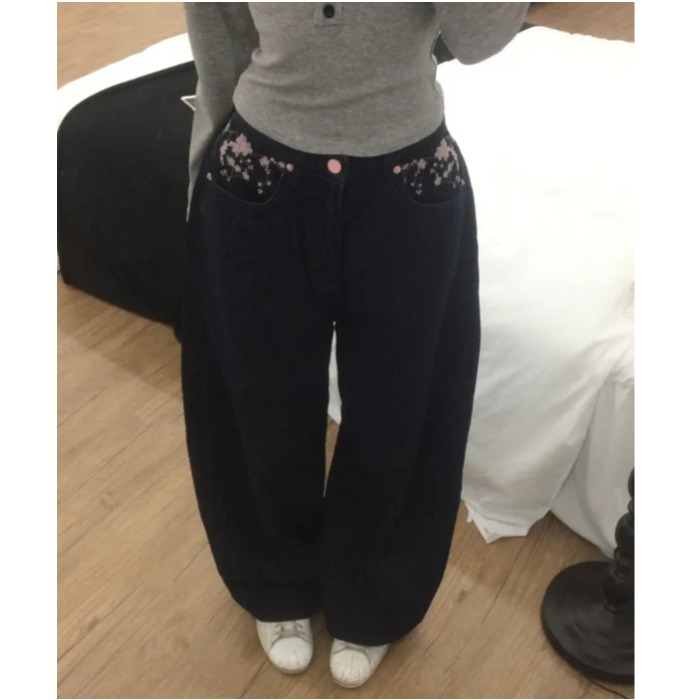 Dżinsy Sakura z haftem, luźne, – Embroidery Jeans Sakura recenzja i cena