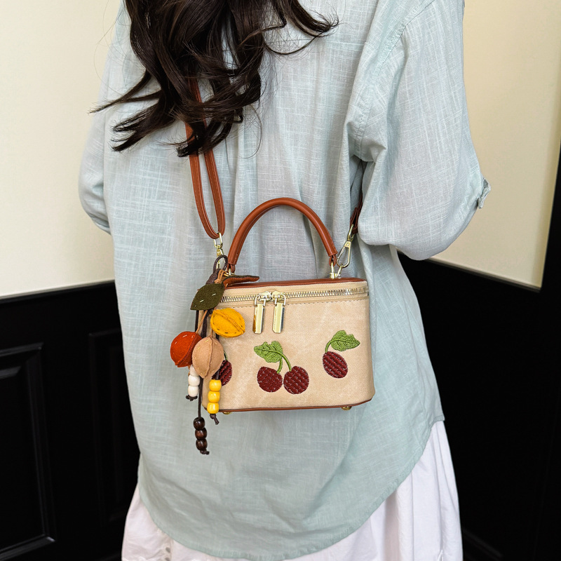 Torebka vintage z haftem wiśni – Embroidery Charm recenzja i cena
