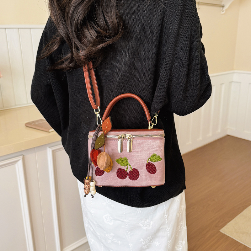 Torebka vintage z haftem wiśni – Embroidery Charm recenzja i cena